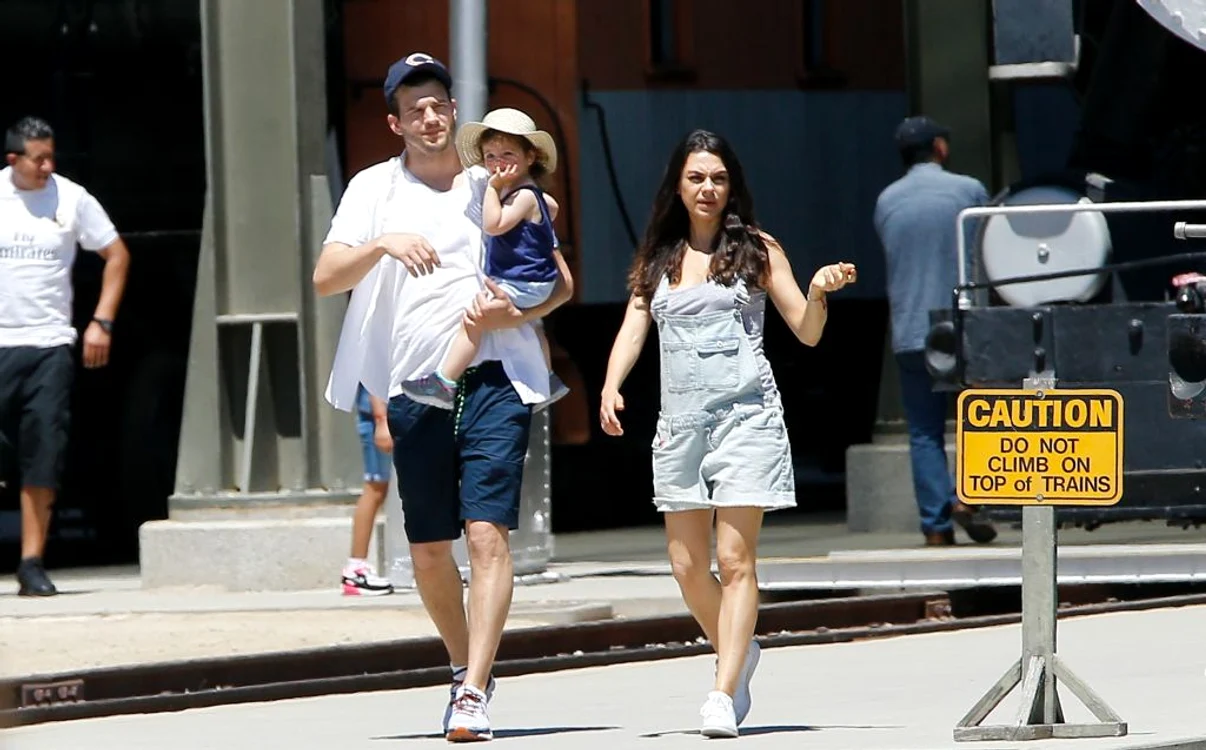 Exclusive Ashton Kutcher & Mila Kunis Take Their Daughter To Griffith Park ***NO WEB USE W/O PRIOR AGREEMENT CALL FOR PRICING*** jpeg