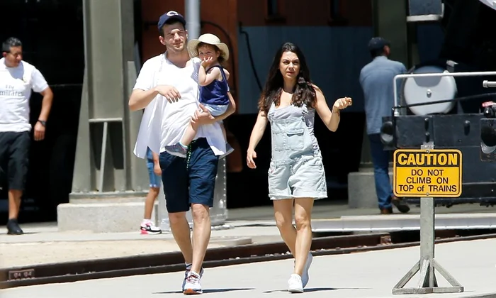 Exclusive    Ashton Kutcher & Mila Kunis Take Their Daughter To Griffith Park ***NO WEB USE W/O PRIOR AGREEMENT   CALL FOR PRICING*** jpeg