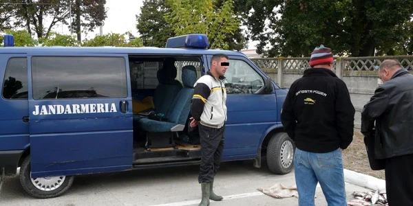 Cei doi au fost depistaţi de jandarmi pescuind ilegal