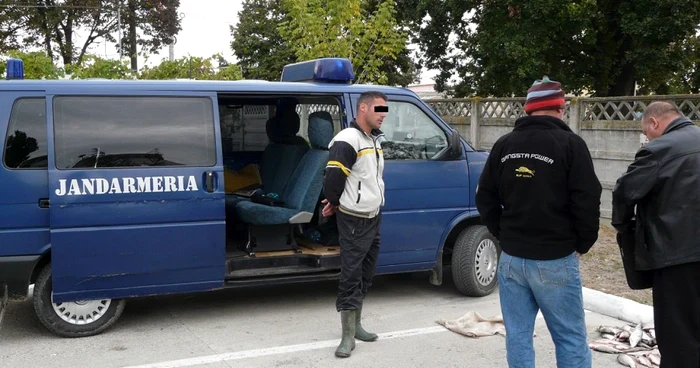 Cei doi au fost depistaţi de jandarmi pescuind ilegal