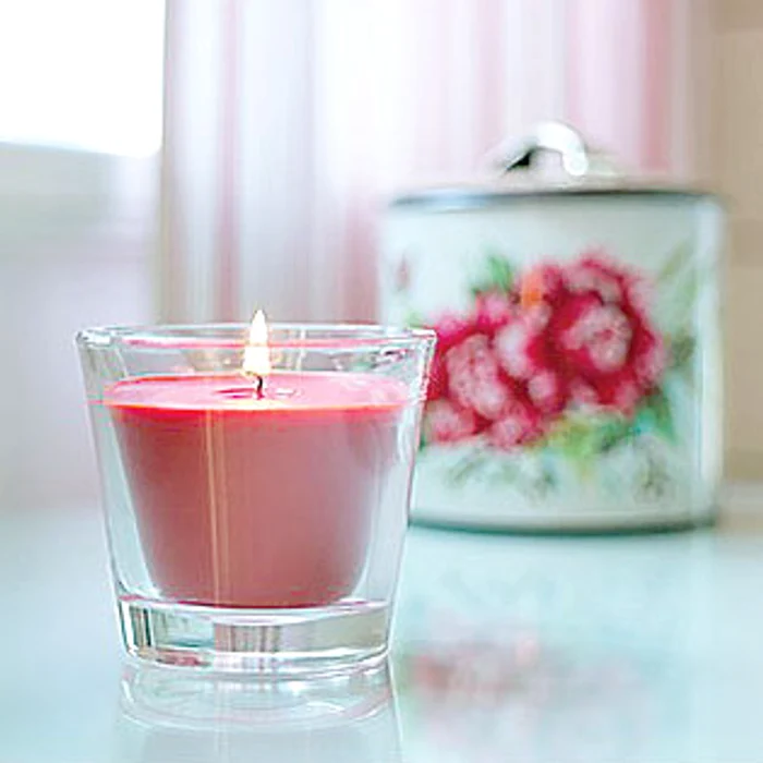 
    Lumânare parfumată în suport de sticlă, la IKEA  