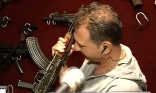 Cea mai importantă armă din colecţia lui Sabbagh este una care provine de la un taliban (captură: Kanal D) jpeg