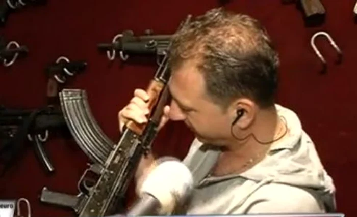 Cea mai importantă armă din colecţia lui Sabbagh este una care provine de la un taliban (captură: Kanal D)