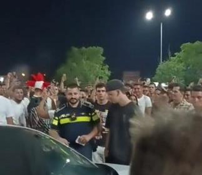 Polițiști huiduiți în București după că au împiedicat mai mulți tineri să facă drifturi. Mascații au intervenit în forță VIDEO