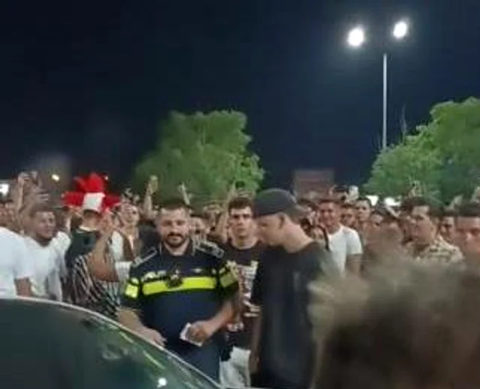Polițiștii au fost huiduiți FOTO: Captură video