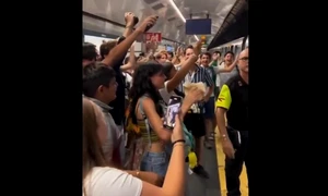 turisti mexicani roma canta Image john lennon captura video jpg