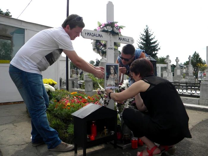 Fanii au venit sâmbătă la Ploieşti, la mormântul Mădălinei Manole.FOTO Dana Mihai