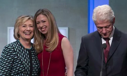 În faţa fotografilor,  familia Clinton afişează  o atitudine extrem de  pozitivă şi lipsită de griji jpeg