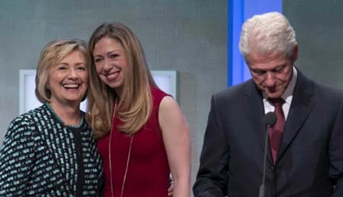 În faţa fotografilor,  familia Clinton afişează  o atitudine extrem de  pozitivă şi lipsită de griji jpeg
