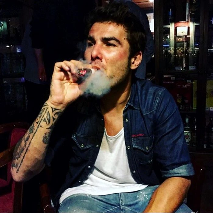 Mutu a publicat o imagine în care fumează un ditamai trabucul