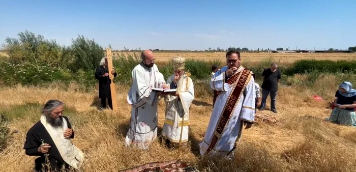 ÎPS Teodosie, slujbă pentru ploaie pe câmp, în plină caniculă. FOTO: captură video