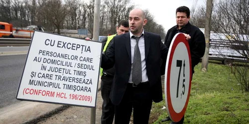 Vlad Hagiu, preşedinte al unei asociaţii a camionagiilor, a demontat ilegal indicatoarele