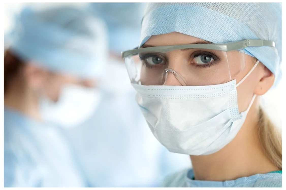 
    Fața acoperită cu mască și ochelari de protecție este recunoscută imediat de sistemul inteligent   