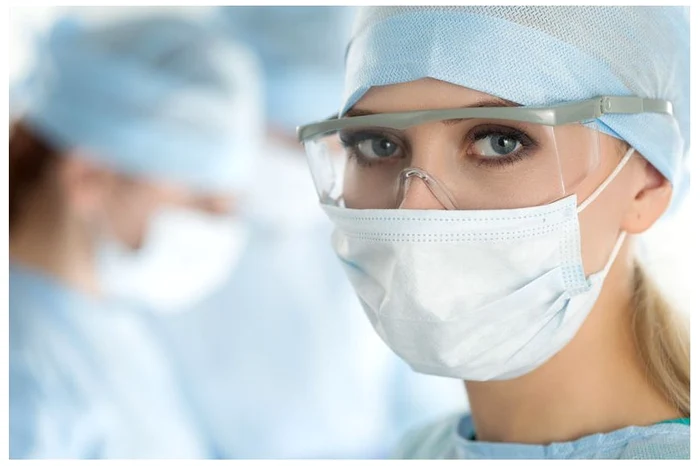 Fața acoperită cu mască și ochelari de protecție este recunoscută imediat de sistemul inteligent