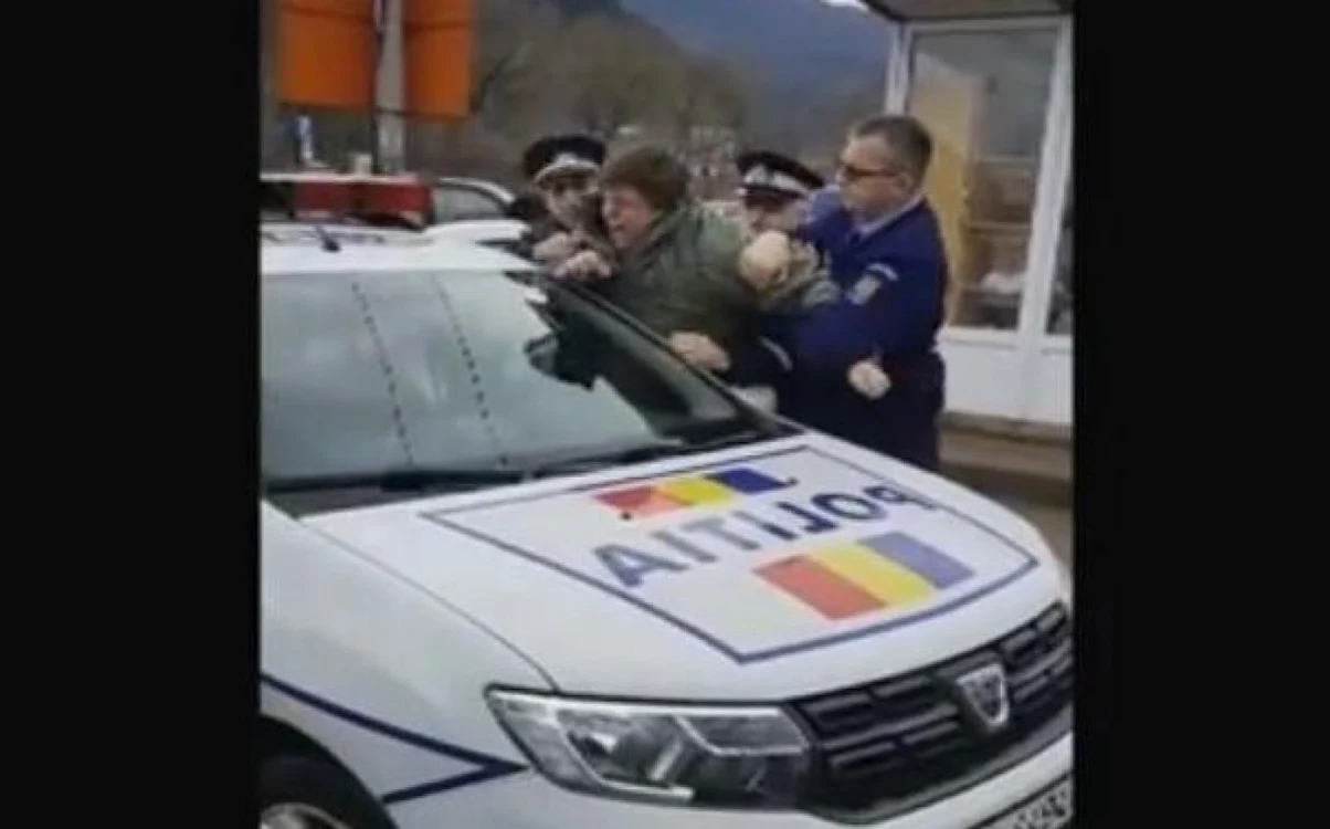 Persoana a opus rezistenţă celor trei poliţişti