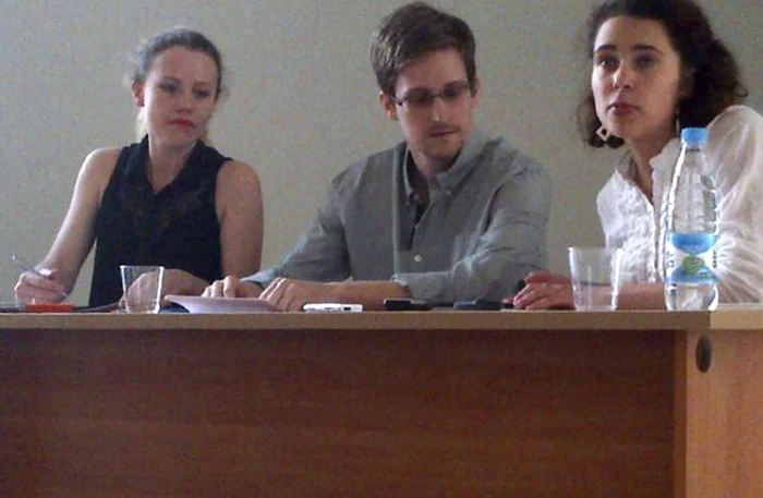 Edward Snowden pe aeroportul din Moscova