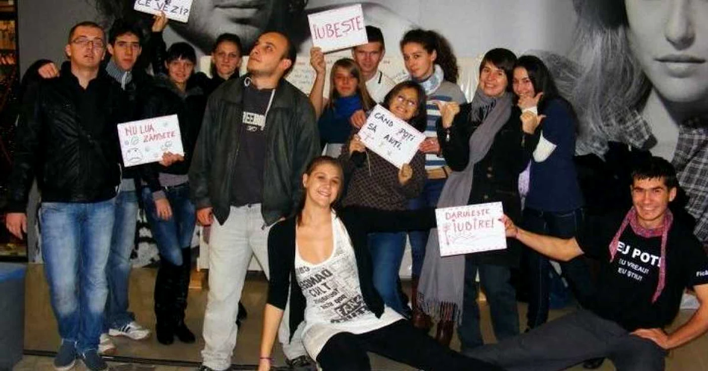 Studenţii în timpul activităţilor din campanie