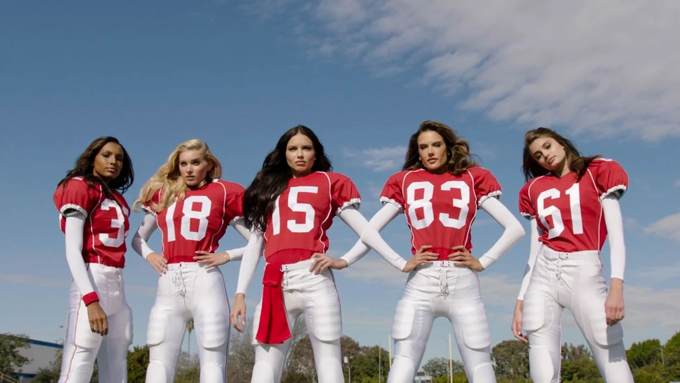 
    De la stânga la dreapta: Jasmine Tookes, Elsa Hosk, Adriana Lima, Alessandra Ambrosio şi Taylor Hill  