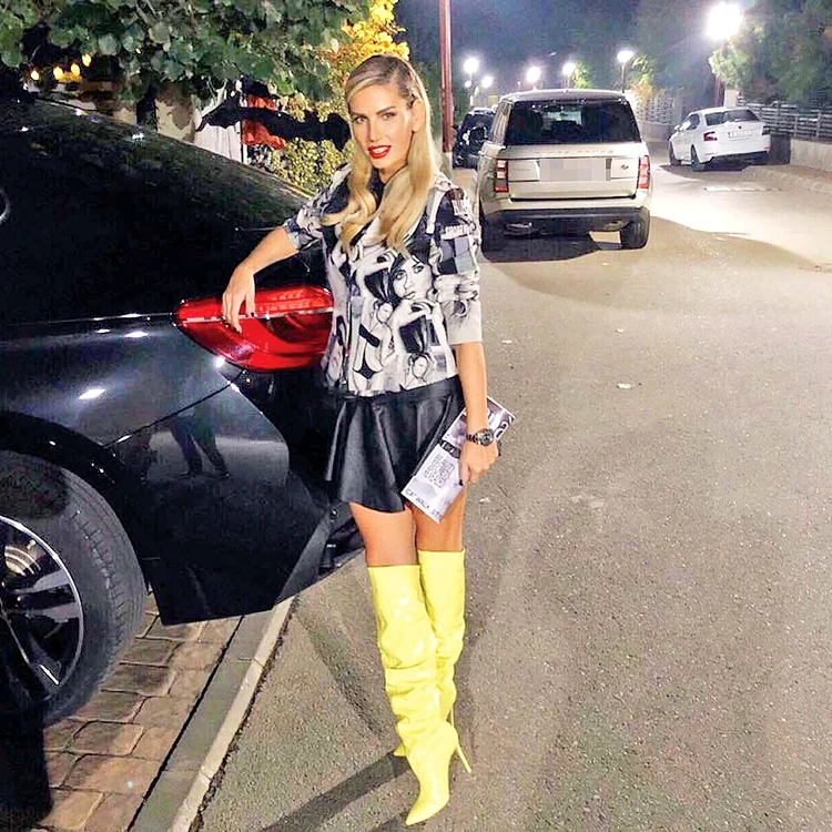 Andreea Bănică adoră cizmele galbene cu toc de 10 cm