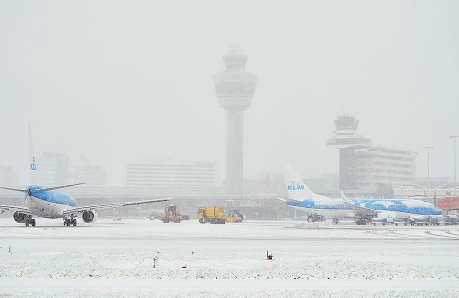 Ţările de Jos: 150 de zboruri anulate pe Aeroportul Amsterdam Schiphol din cauza ninsorilor VIDEO