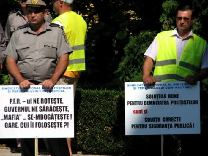 Botoşani: Prefectura pichetată de poliţişti de frontieră (GALERIE FOTO)