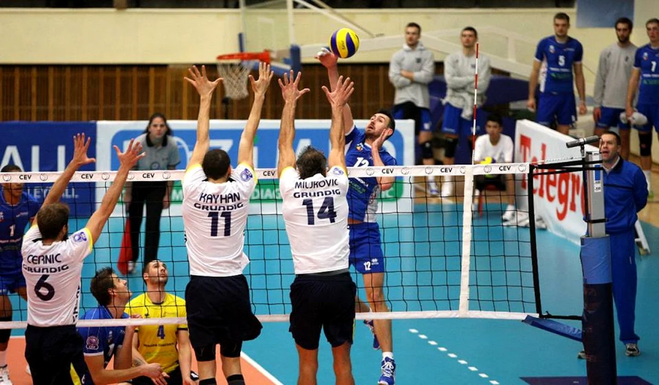 Dan Borota (foto în albastru cu numărul 12) a evoluat pentru Tomis Constanţa în meciul cu Fenerbahce. Foto: Arhivă personală