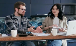 Poza de cover  Top 5 situatii neprevazute in care un credit IFN iti ofera liniste si siguranta financiara  Afla le ACUM Cuplu ingrijorat de cheltuielile neprevazute, bucatarie, mobilier, facturi, lapop, calculator jpg