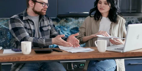 Poza de cover Top 5 situatii neprevazute in care un credit IFN iti ofera liniste si siguranta financiara Afla le ACUM Cuplu ingrijorat de cheltuielile neprevazute, bucatarie, mobilier, facturi, lapop, calculator jpg