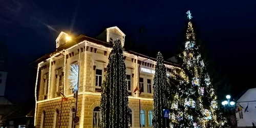 Primăria Săcele stinge mai devreme iluminatul festiv FOTO Primăria Săcele