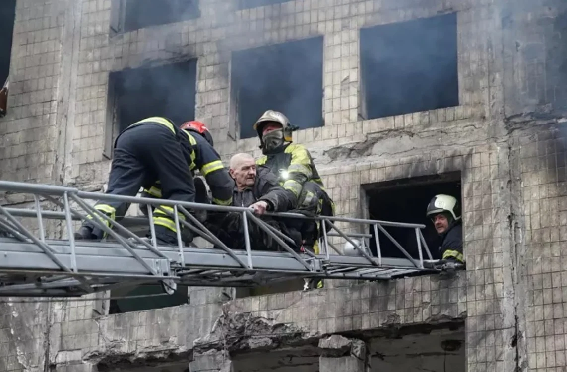 Bloc de 9 etaje distrus la Kiev foto Profimedia
