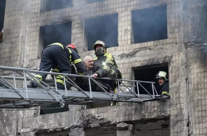 Bloc de 9 etaje distrus la Kiev foto Profimedia