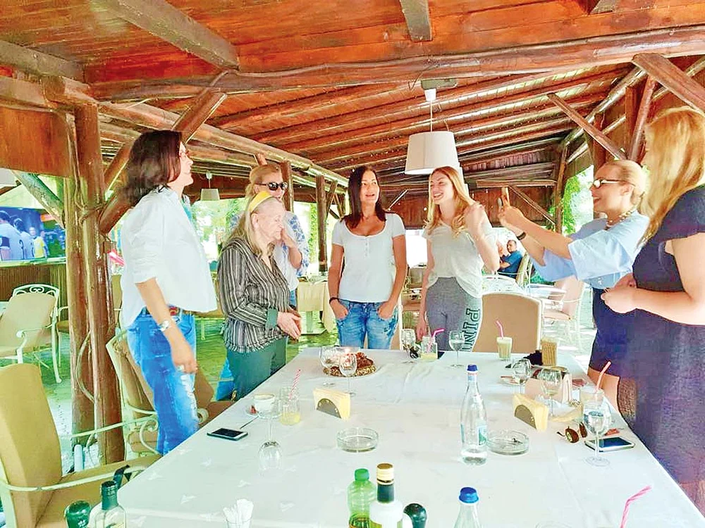 Fostele eleve i-au  dăruit  un tort şi i-au cântat  ”La mulţi ani!”