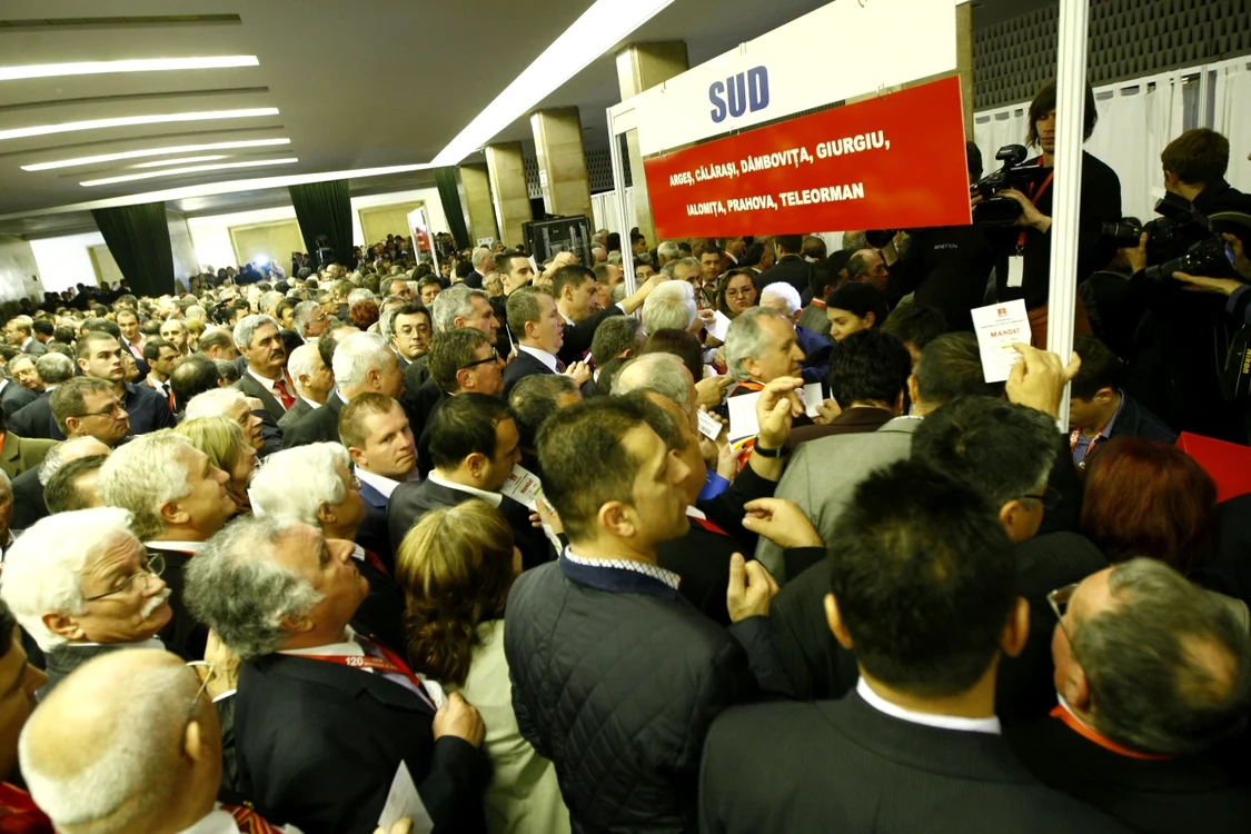 Delegaţii la Congresul PSD s-au îmbulzit pentru a-şi lua cartelele de vot Foto: Eduard Enea