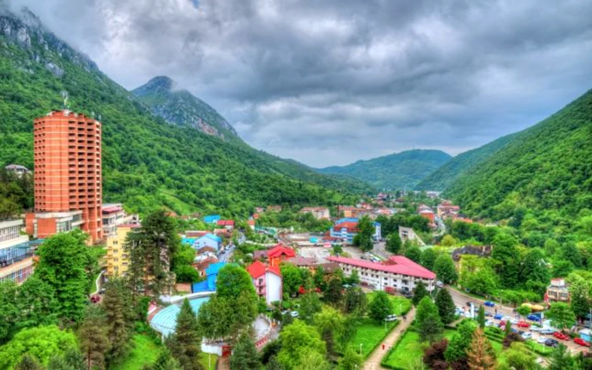 Beneficiile apelor sulfuroase de la Băile Herculane
