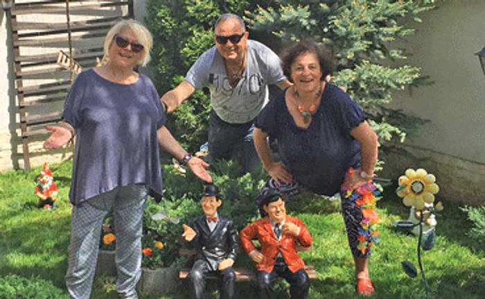 
    Mirabela e tare mândră de grădina ei, în care a pus şi câţiva pitici din ipsos  