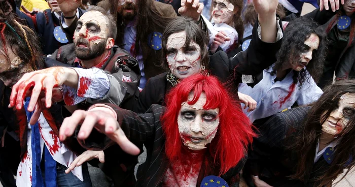 Fanilor le plac să se costumeze asemenea zombilor şi să participe la evenimente speciale. FOTO: Reuters