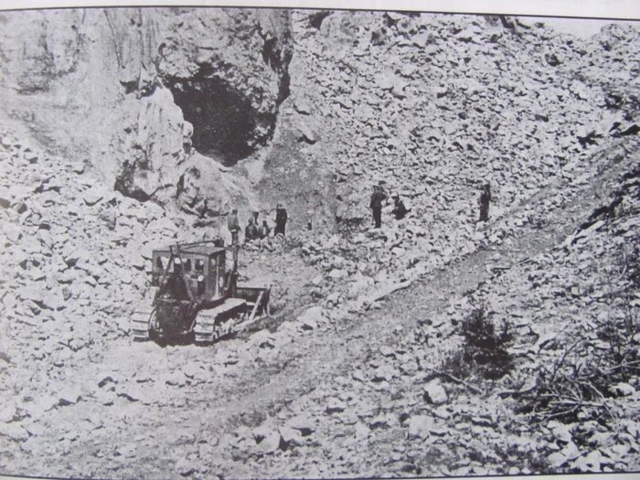 Masivul Cetate, împingerea minereului cu buldozerul/Foto „Roşia Montană, Cetatea de aur a aurului românesc“ “