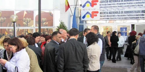 Funcţionarii DGFP Mureş au protestat în faţa instituţiei
