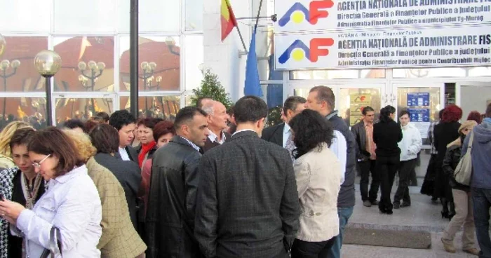 Funcţionarii DGFP Mureş au protestat în faţa instituţiei