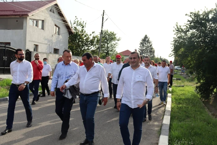 liderii judeţeni ai psd olt în campanie la deveselu - foto facebook nicolae dobr