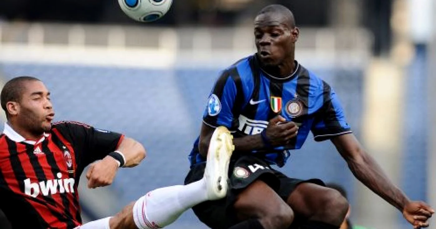 Mario Balotelli (dreapta) într-un meci cu AC Milan, echipa rivală pentru care şi-a manifestat simpatiile FOTO: EPA