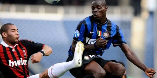 Mario Balotelli (dreapta) într-un meci cu AC Milan, echipa rivală pentru care şi-a manifestat simpatiile FOTO: EPA