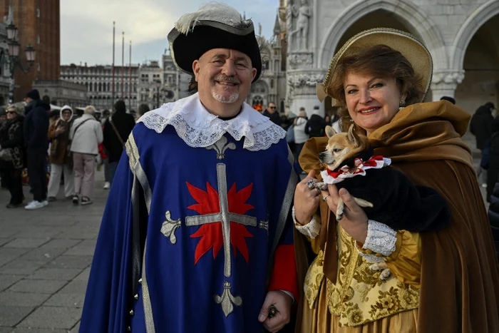 Un cuplu și-a costumat inclusiv cățelul (Foto: Profimedia)