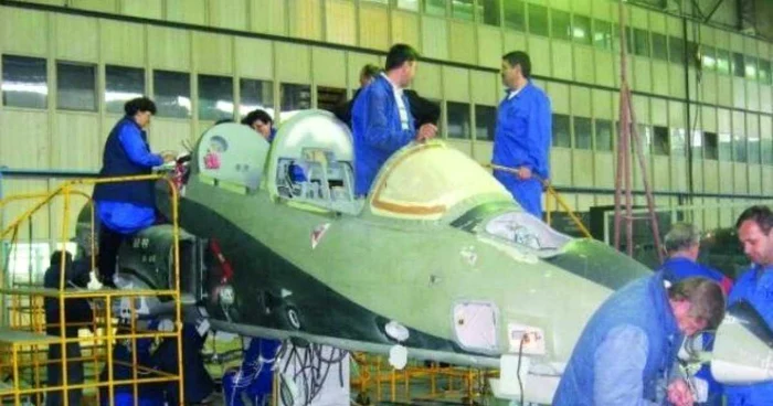 Fabrica de Avioane din Craiova are datorii de peste 20 de milioane de euro către stat