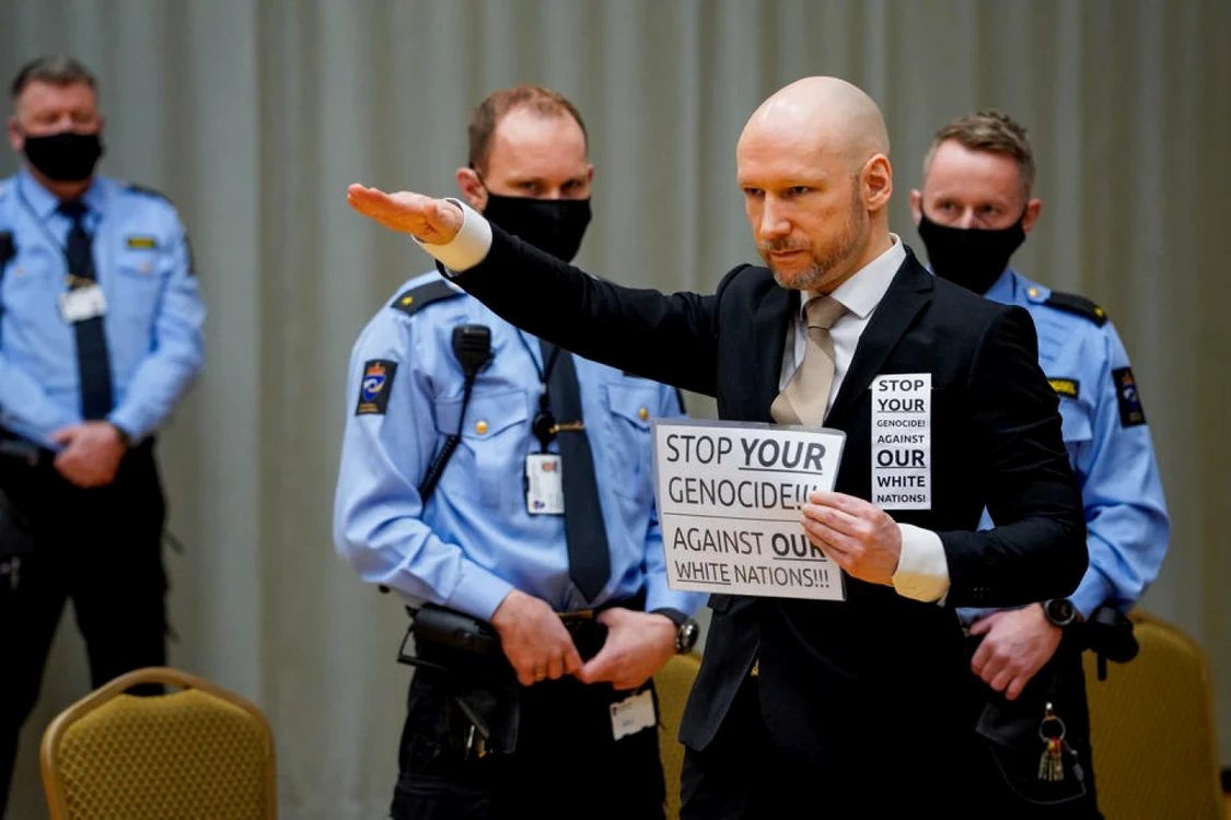Anders Behring Breivik a făcut un salut nazist la intrarea în instanţă pentru o audiere în vederea eliberării condiţionate Foto EPA-EFE