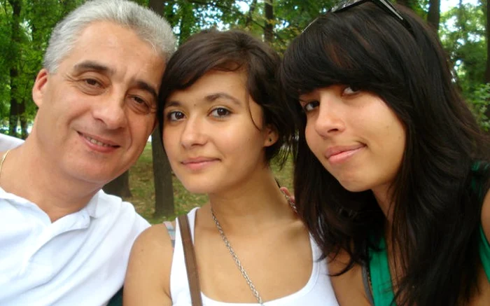 
    Cine este a 32-a victimă a incendiului din clubul Colectiv. Andreea Chiriac, alături de sora mai mică și de tatăl ei (de la stânga la dreapta)foto: arhiva personală  