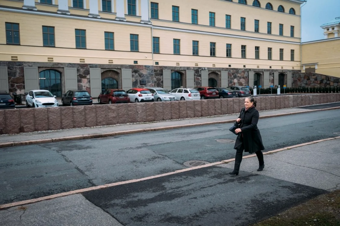 Profesoara Ilona Taimela, în faţa sediului Ministerului de Externe al Finlandei. 29 octombrie 2021, Helsinki. Foto AFP