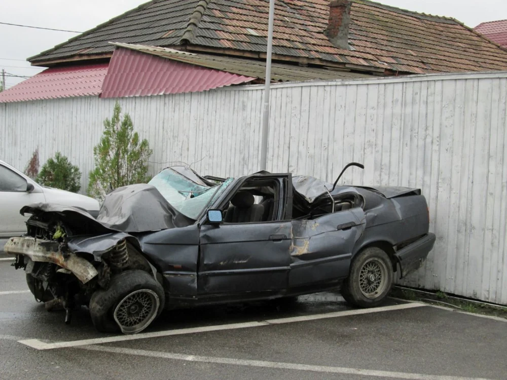Tânărul aflat la volanul acestei maşini şi-a omorât doi prieteni din cauza vitezei şi alcoolului. Foto Adevărul