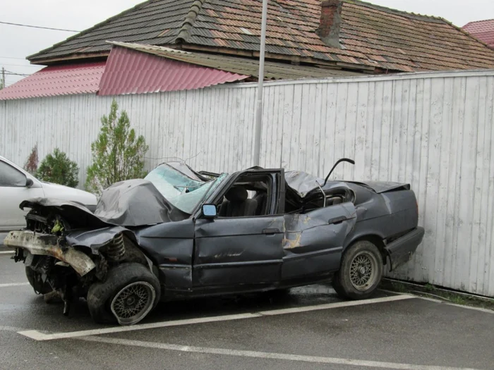 Tânărul aflat la volanul acestei maşini şi-a omorât doi prieteni din cauza vitezei şi alcoolului. Foto Adevărul