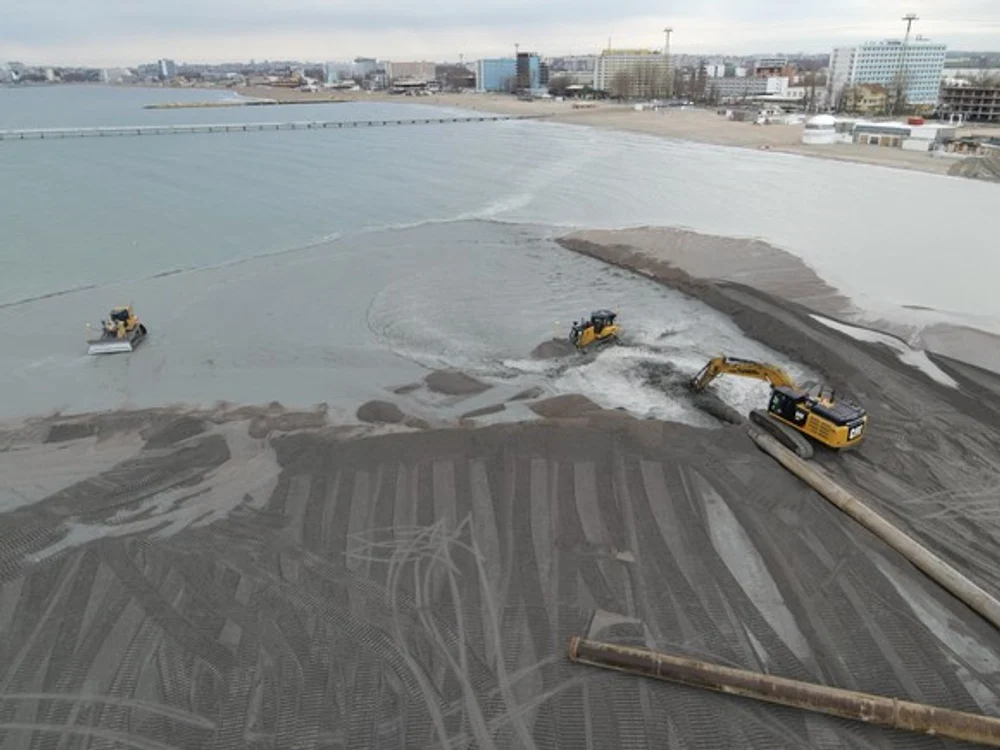 Imagini din timpul lucrărilor de lărgire a plajei din Mamaia